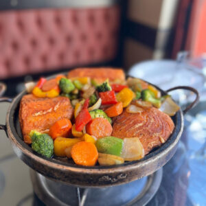 Mix de Peixe servido na Pedra centro de Gramado com salmão e tilápia p/3 pessoas