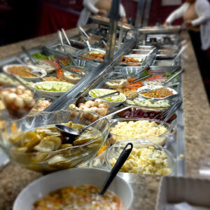 Buffet Livre de Comida Caseira c/ Churrasco + Sobremesas + Estacionamento Grátis | Restaurante D'Familia